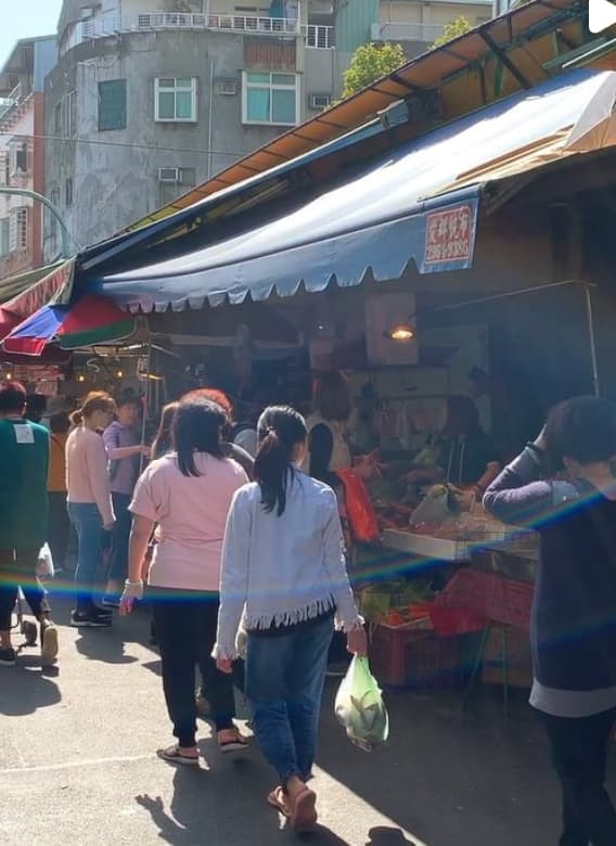 買い物客でにぎわう台湾の商店街