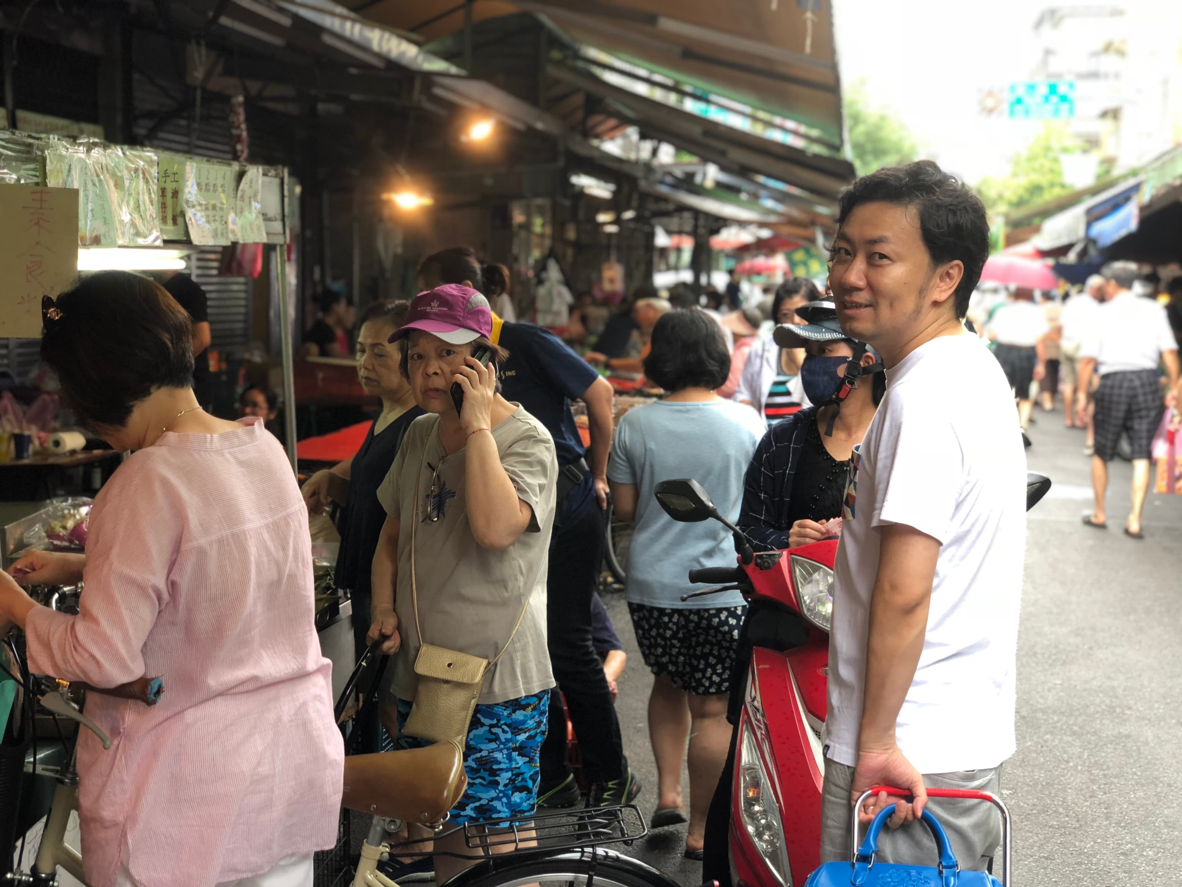 バイクと人が行き交う台湾の路地